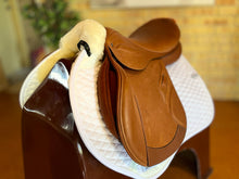 Load image into Gallery viewer, Phoenix Elite Jump Saddle Tobacco 17.5&quot; 31cm TreeClix Orange Accents

